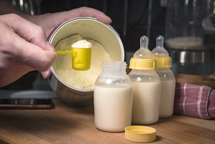 hand scooping formula powder milk for baby bottle